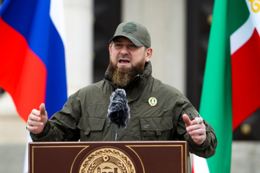 Ramzan Kadyrov berbicara kepada prajurit yang menghadiri peninjauan pasukan dan perangkat keras militer Republik Chechnya di Grozny [Musa Sadulayev/AP Photo]
