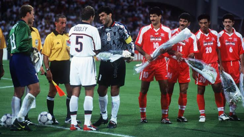 Pemain Iran dan AS saling memberikan bunga sebelum pertandingan Piala Dunia 1998. (Museum FIFA)