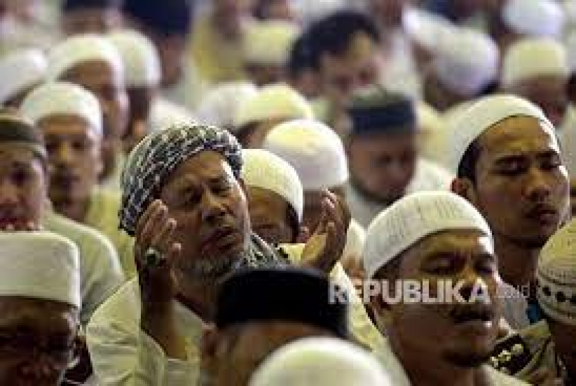 Keterangan: Jamaah masjid sedang berdoa