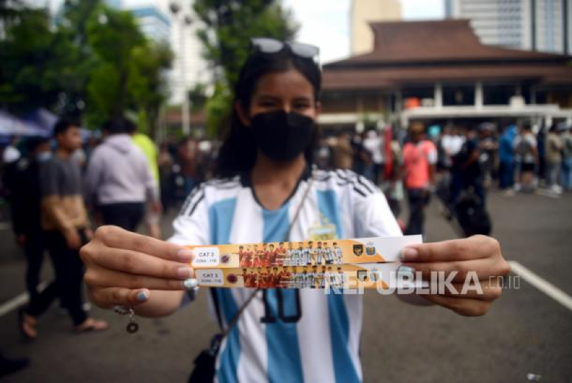 Calon penonton FIFA Matchday antara Indonesia Vs Argentina menunjukan tiket usai menukarkan tiket di Wisma Serbaguna GBK, Senayan, Jakarta, Sabtu (17/6/2023). Foto: Republika/Prayogi