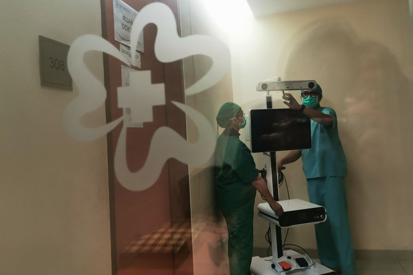 Dokter Orthopedi & Traumatologi Panggul dan Lutut Rumah Sakit Melinda 2 Bandung, M. Satrio Nugroho (kanan) dibantu petugas medis menujukkan alat operasi tulang lutut robotik CORI (Core of Real Intelligence) yang dimiliki RS Melinda 2 Bandung. Senin (24/6/2024).