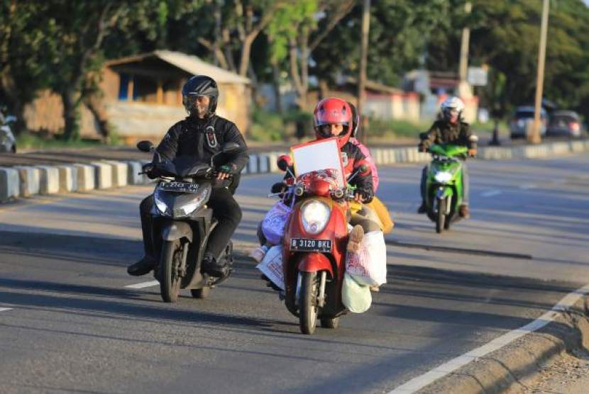 Sejumlah kendaraan melintas di jalur Pantura Lohbener, Indramayu, Jawa Barat, Jumat (12/4/2024) pagi masih terlihat lengang. (Dok. Republika/Antara)