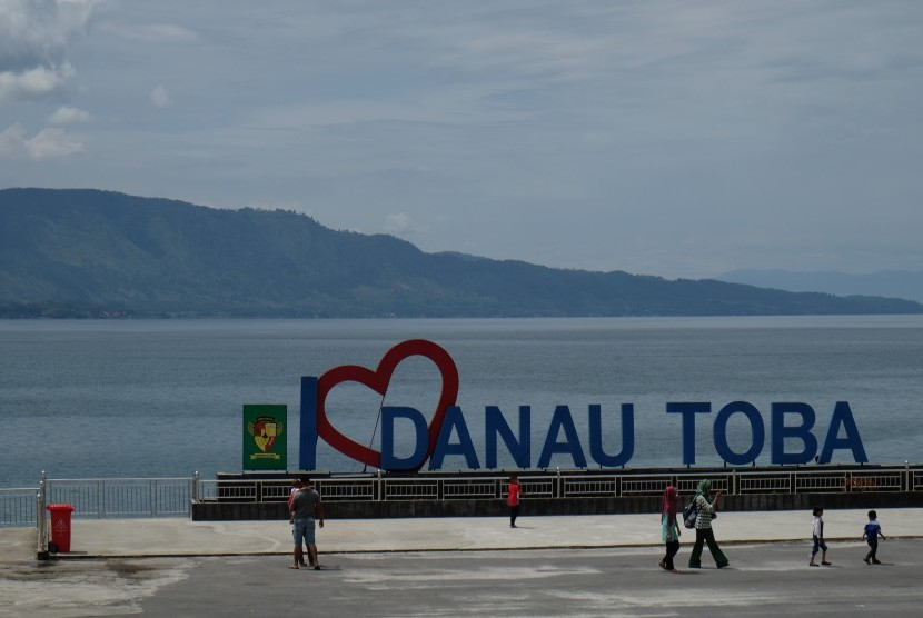 Menurut kepercayaan masyarakat Danau Toba dan Pulau Samosir tercipta dari ikan mas jelmaan putri cantik. Foto: Republika/Antara