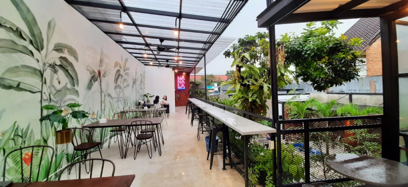 Suasana di dalam The Manala Resto and Cafe di Jalan Raya Sawangan, Depok