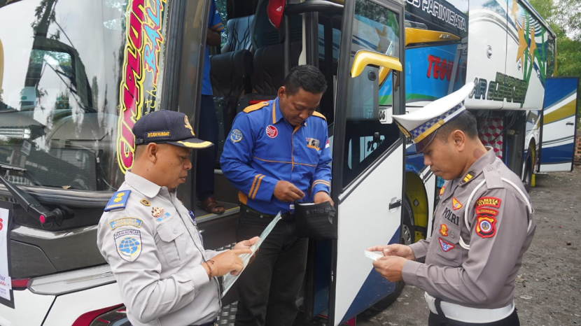 Petugas BPTD Kelas III DI Yogyakarta melakukan pemeriksaan kelaikan kendaraan (rampcheck) terhadap bus-bus pariwisata. (Dok. Matapantura.republika.co.id) 