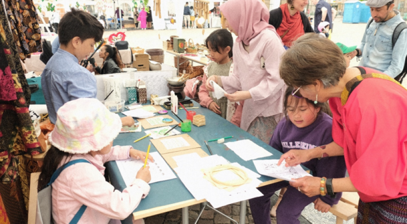 Anak-anak Finlandia belajar membatik pada Indonesia-Finland Festival 2022. (Dok. KBRI Helsinki)