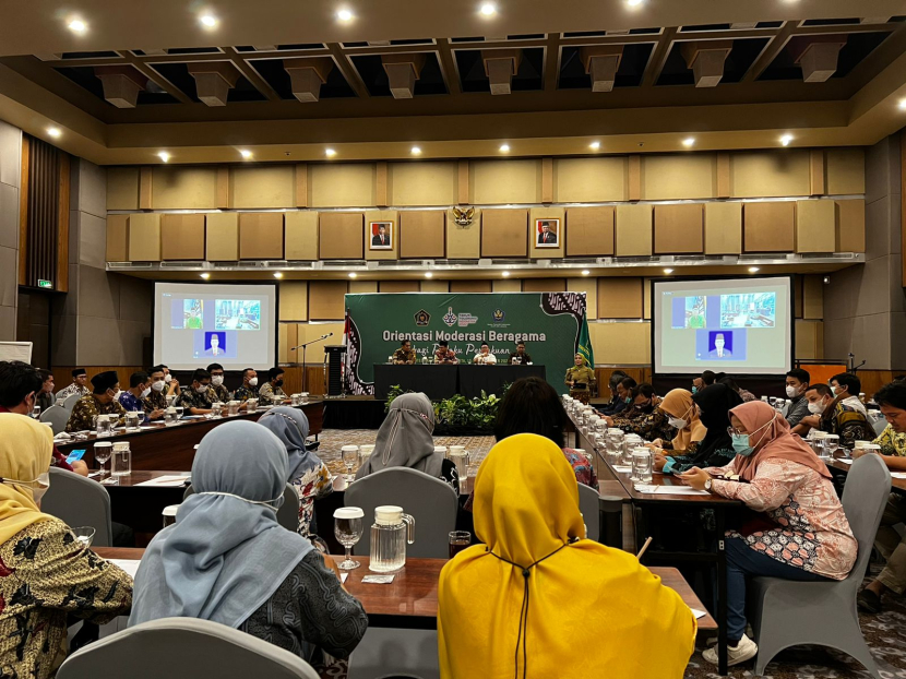 Peserta workshop menyimak pemaparan pemateri pada acara Orientasi Moderasi Beragama Bagi Pelaku Perbukuan yang diselenggarakan Puslitbang LKKMO Kementerian Agama di Yogyakarta, 15-18 September 2022. 