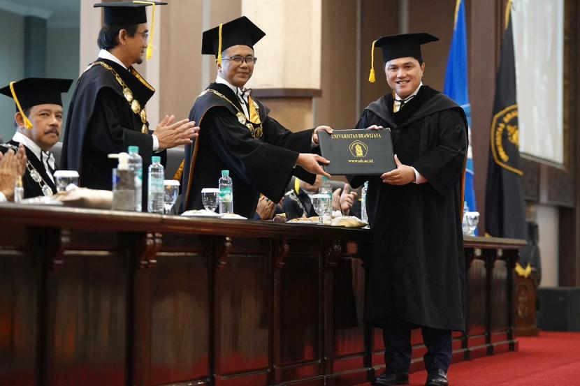 Universitas Brawijaya menganugerahkan gelar Doktor Honoris Causa (Doktor Kehormatan) bidang Manajemen Strategis kepada Menteri BUMN Erick Thohir di Gedung Samantha Krida, Universitas Brawijaya, Malang, Jumat (03/03/2023). Foto : dok republika