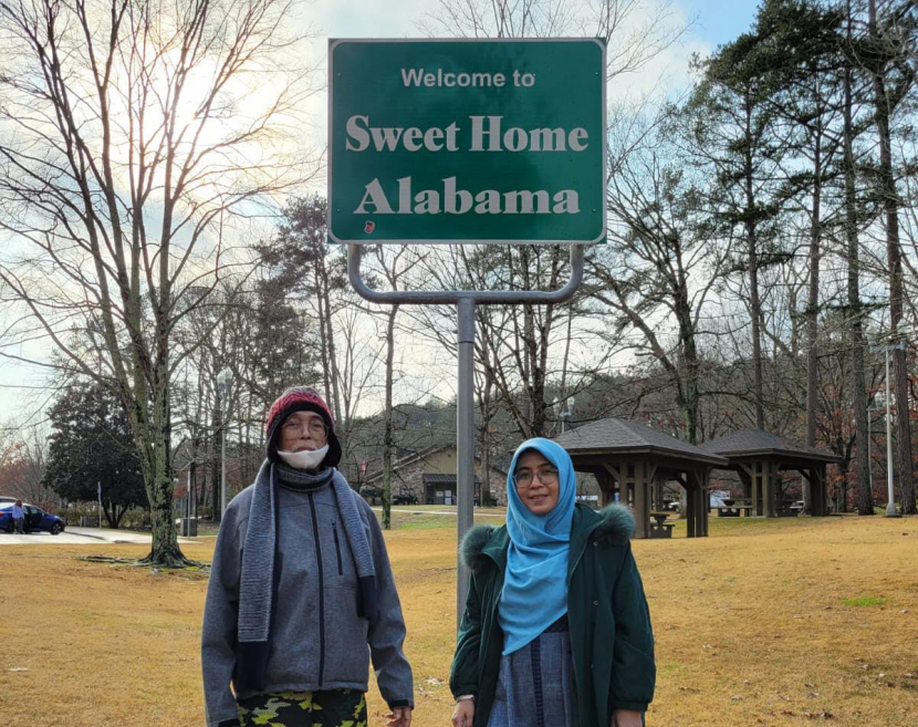 Aku bersama Ayah saat berada di negara bagian Alabama, Amerika Serikat. Perjalanan yang semula menyenangkan menjadi kekalutan ketika Ayah dinyatakan positif Covid-19 di New Nork. Foto : Dok. Maya