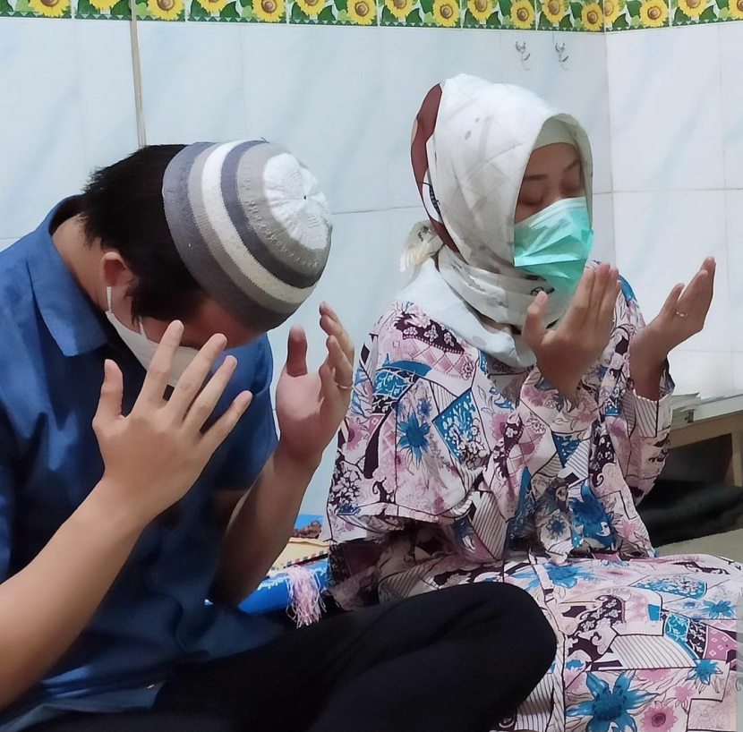 Mantan pemain bulu tangkis, Maria Febe Kusumastuti yang telah masuk Islam dan kini berhijab bersama suaminya, Andrei Adistia.