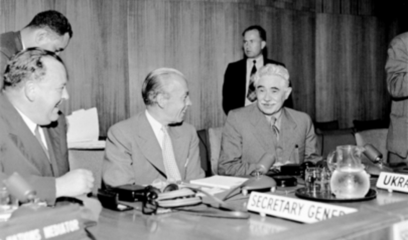 Sidang DK PBB: Sekjen PBB Trygve Lie (kanan), Mediator Palestina di PBB Count Folke Bernadotte (tengah), dan Presiden DK PBB Dmitry Z Manuilsky dari RSS Ukraina, berbicang bersama pada 13 Juli 1948. F