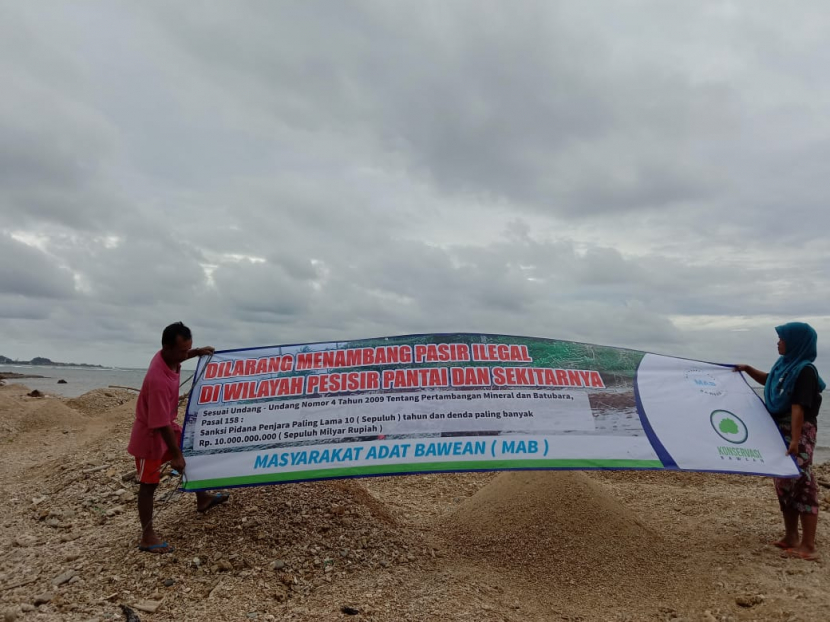 Masyarakat Bawean memasang spanduk larangan menambang pasir ilegal di wilayah pesisir pantai dan sekitarnya. (Foto: Istimewa)