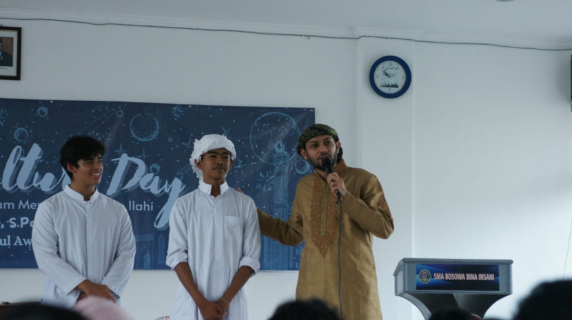 Ustadz Kasif Heer mengajukan pertanyaan kepada siswa SMA Bosowa Bina Insani Bogor dalam rangkaian acara Islamic Culture Day yang diisi dengan peringatan Maulid Nabi Muhammad SAW, Rabu (19/10/2022). (Foto: Dok SBBI)