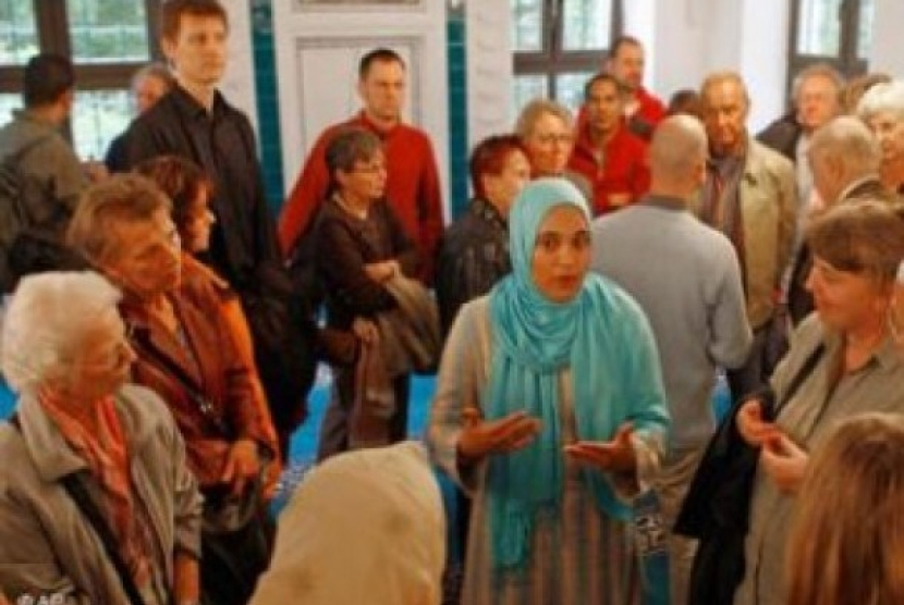 Muslim di Eropa mencoba menjangkau masyarakat non-Muslim (dok. AP Photo)