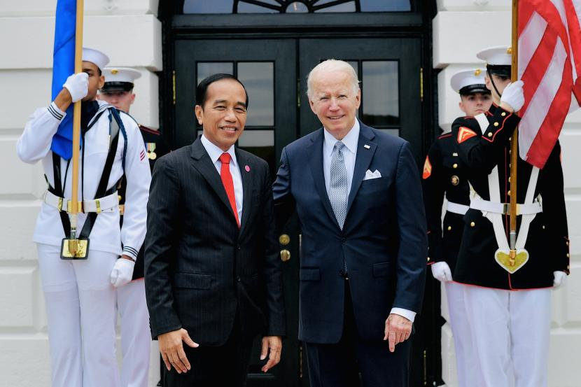 Presiden Joko Widodo (kiri) disambut Presiden Amerika Serikat Joe Biden saat menghadiri KTT Khusus ASEAN-AS di Gedung Putih, Washington DC, Amerika Serikat, Jumat (13/5/2022). (ANTARA/HO/ Setpres/Laily Rachev)
