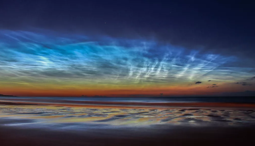 Awan noctilucent terbentuk ketika uap air membeku menjadi partikel debu yang ditinggalkan oleh meteoroid yang tinggi di atmosfer. Gambar: Getty