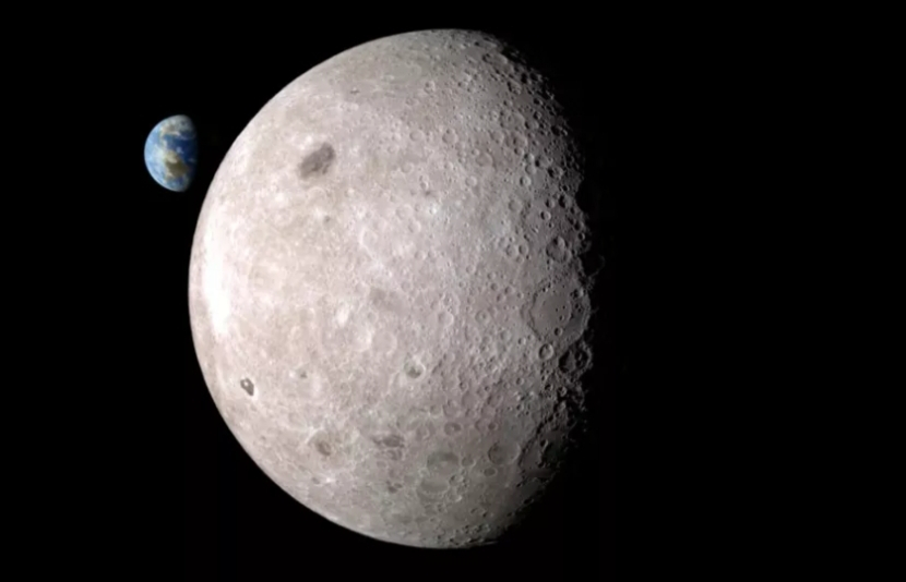 Bumi terlihat di belakang bulan. Gambar: Studio Visualisasi Ilmiah NASA oleh Ernie Wright