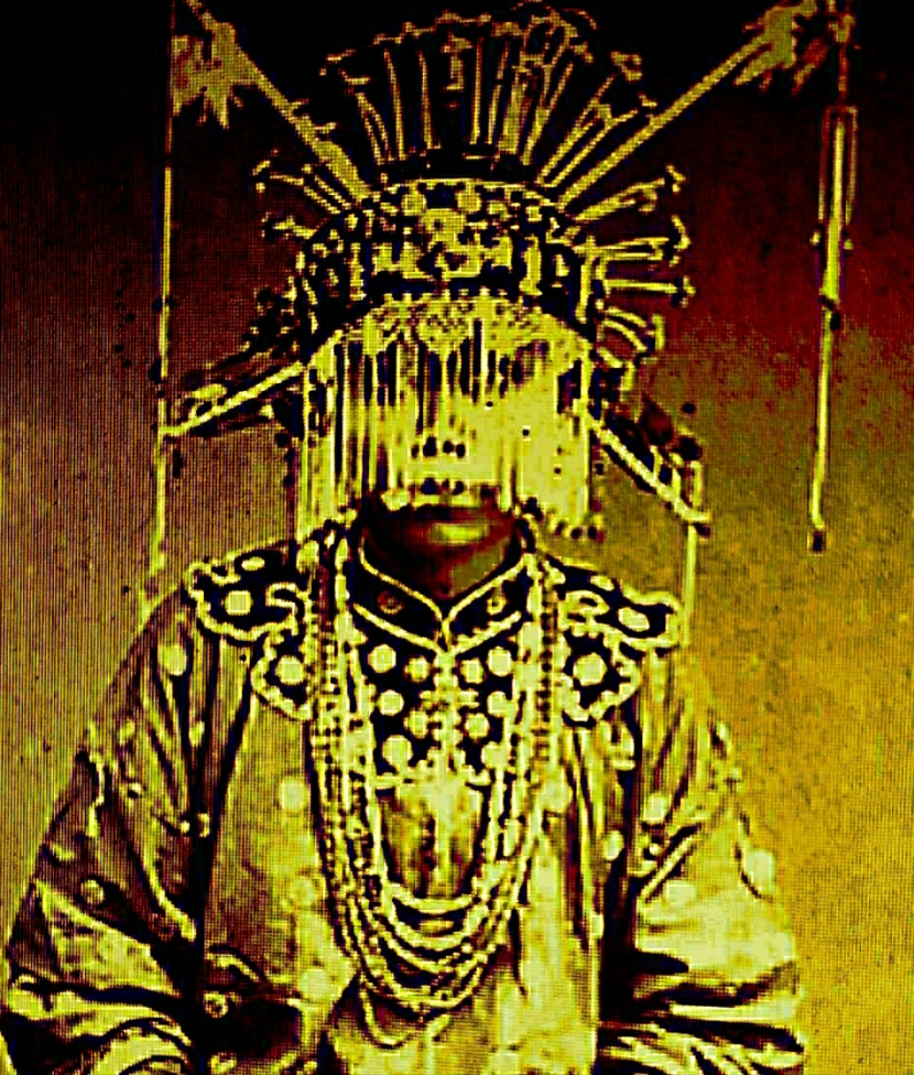 penganten Betawi medio XIX M. Lihat aneka asesori dan baju terbuat dari emas.