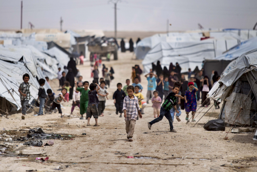 Anak-anak berkumpul di luar tenda mereka, di Kamp al-Hol, yang menampung keluarga anggota kelompok Negara Islam, di Provinsi Hasakeh, Suriah (1/5/2021). Foto: AP/Baderkhan Ahmad. (Republika.id)