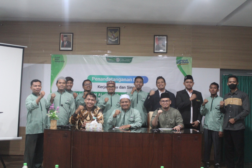 Sekolah Tinggi Agama Islam Luqman Al-Hakim (STAIL) dan Baitul Maal Hidayatullah (BMH) Jawa Timur meneken MoU, Senin (3/10/2022). 