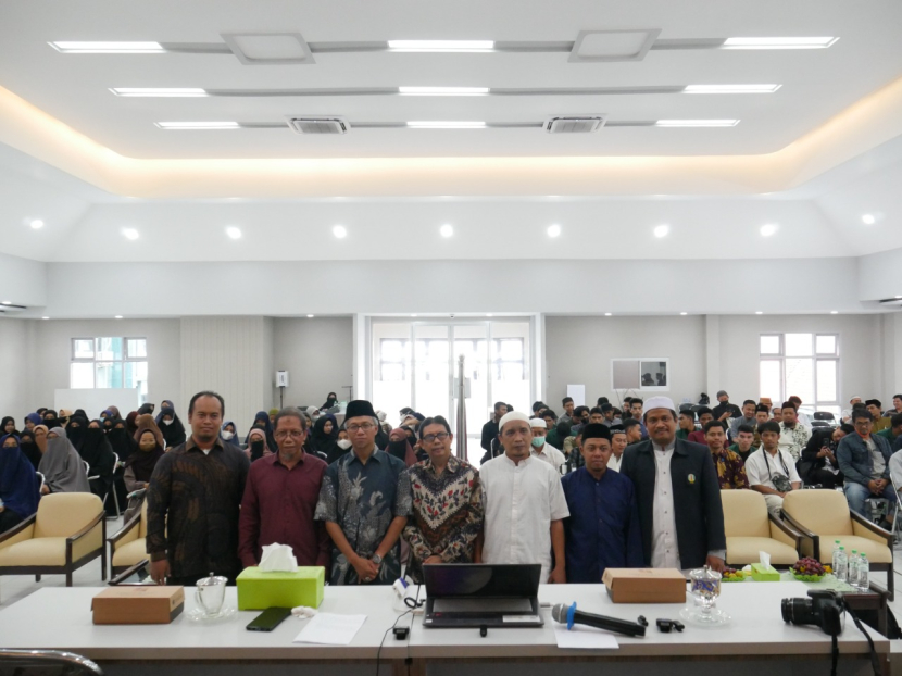 Assoc Prof Dr Ugi Suharto, dosen di Universitas Buraimi, Oman, berfoto bersama pimpinan, dosen dan mahasiswa  STAIL Surabaya. 