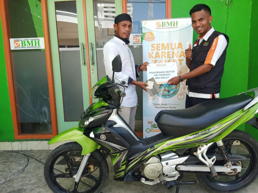 Laznas BMH memberikan bantuan motor dai kepada Ustadz Irfan Muhammad yang telah delapan tahun tugas berpindah-pindah di Maluku Utara, Rabu (2/11/2022). (Foto: Dok BMH)