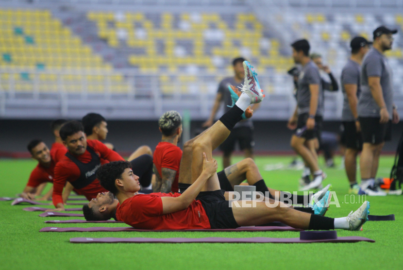 Sejumlah pesepak bola Timnas Indonesia melakukan pemanasan saat latihan di Stadion Gelora Bung Tomo, Surabaya, Jawa Timur, Sabtu (10/6/2023). Jangan Lupa! Saksikan Siaran Langsung Indonesia Vs Palestina di TV Nanti Malam. Foto: ANTARA FOTO/Moch Asim