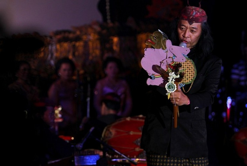 Budayawan Sujiwo Tejo. Polemik kasus wayang haram masih berlanjut, Sujiwo Tejo menyindir para pembela wayang yang sering koar-koar padahal tidak pernah menonton, dan mungkin saja yang ditonton lebih sering drakor alias drama Korea. Foto: Republika.