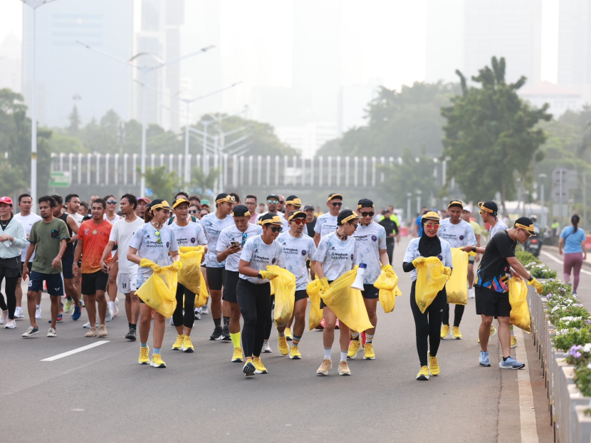 Sejumlah peserta Easy Plogging Run 5K olahraga berlari sambil mengutip sampah di Kawasan Gelora Bung Karno Jakarta, Ahad (12/5/2024). Kegiatan ini berguna untuk menjaga lingkungan sekitar tetap bersih dan sehat. (Foto Dok)