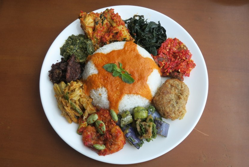 Nasi Padang. Porsi Nasi Padang akan lebih banyak jika dibungkus untuk dibawa pulang sudah sejak zaman penjajahan Belanda. Penyebabnya karena pemilik warung nasi Padang ingin saudara sebangsa menikmati nasi bersama keluarga di rumah. Foto: Republika.