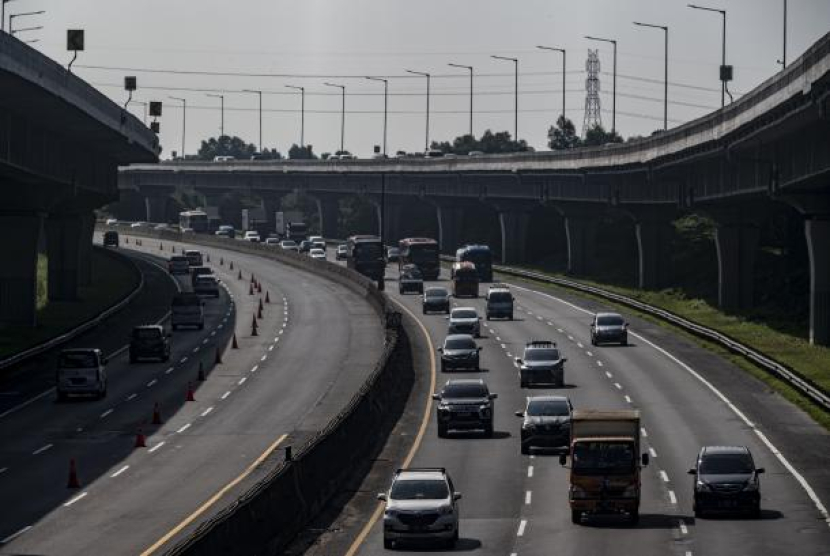 Kendaraan pemudik (lajur kanan) melaju menuju arah Jabodetabek di Jalan Tol Jakarta-Cikampek, Karawang, Jawa Barat,Ahad (8/5/2022). Foto: ANTARA/Aprillio Akbar