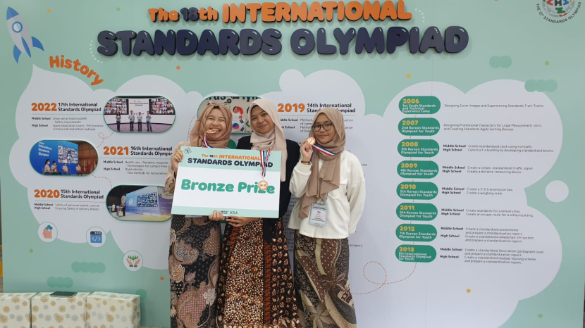 Tim MAN Insan Cendekia Gorontalo berangkat ke Korea Selatan (Korsel) pada 18 Agustus 2023. Mereka meraih medali perunggu di Olimpiade Standar Internasional yang diadakan di Ansan, Korsel (foto: humas bsn).