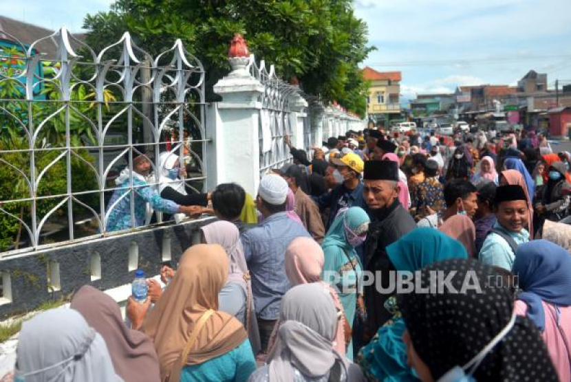 Pengantar menyalami jamaah calon haji di halaman Asrama Haji Donohudan, Boyolali, Jawa Tengah, Jumat (3/6/2022). Foto: Republika/Wihdan Hidayat