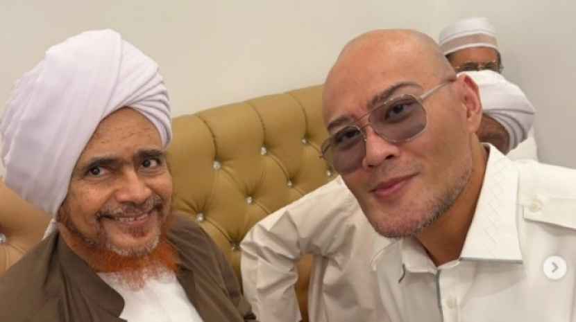 Deddy Corbuzier saat berfoto bersama ulama asal Yaman yang paling berpengaruh di dunia, Habib Umar bin Hafidz. Foto: Instagram/mastercorbuzier