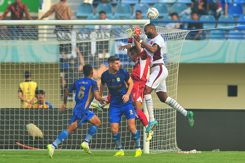 Kemelut terjadi di depan gawang Persib Bandung pada laga pembuka Grup A Turnamen Pra Musim Piala Presiden 2024 antara Persib Bandung melawan PSM Makassar di Stadion Si Jalak Harupat, Bandung, Jumat (19/7/2024). (FOTO: YOGI ARDHI/REPUBLIKA NETWORK) Nikon D3, Nikkor 300/2.8 ED MF, Tripod Velbon.