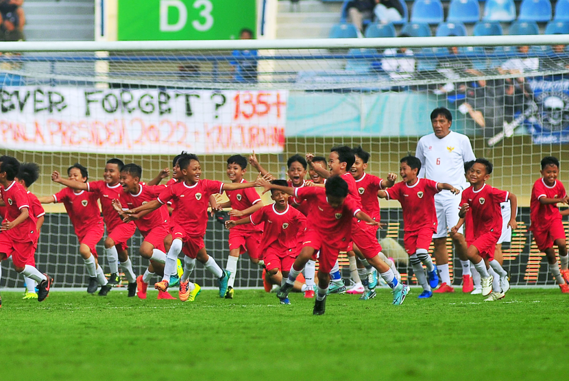 Puluhan siswa SSB merayakan gol penyeimbang ke gawang tim Legenda Persib pada laga funsoccer jelang pembukaan Turnamen Piala Presiden 2024 di Stadion Si Jalak Harupat, Kabupaten Bandung, Jumat (19/7/2024). (FOTO: YOGI ARDHI/REPUBLIKA NETWORK) Nikon D3, Nikkor 300/2.8 ED MF.