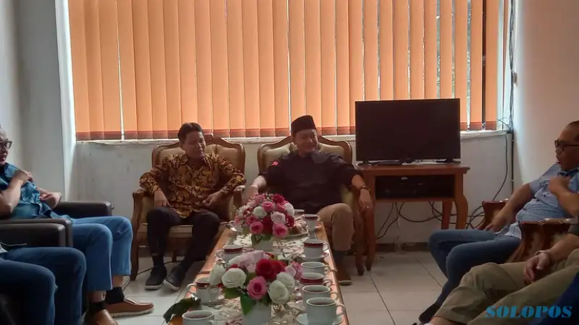 Senator DPD RI Jawa Tengah (Jateng), Abdul Kholik (kiri) dan Ketua Komisi Pemilihan Umum (KPU) Jateng, Handi Tri Ujiono, saat diskusi di kantor KPU Jateng, Selasa (23/4/2024). (Solopos.com/Adhik Kurniawan).