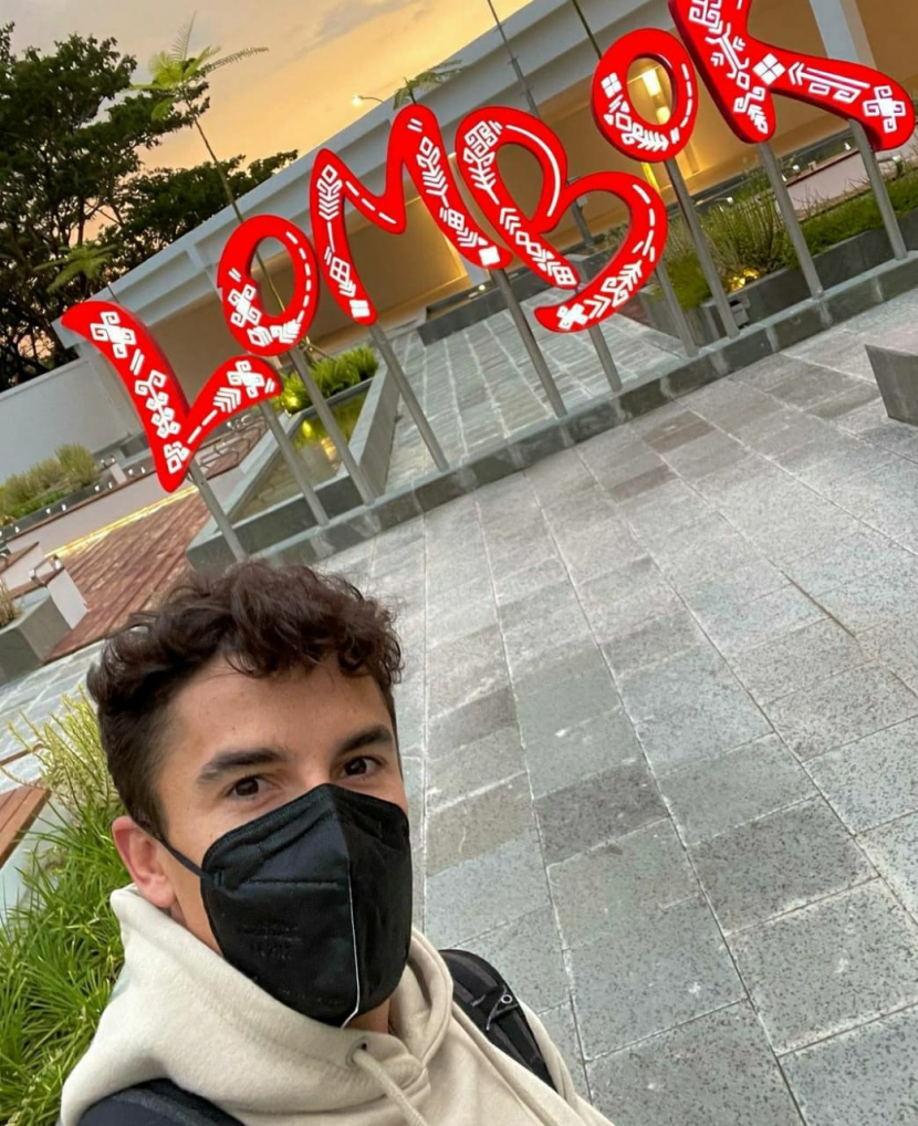 Pebalap Motogp, Marc Marquez berfoto selfie saat tiba di Bandara Lombok