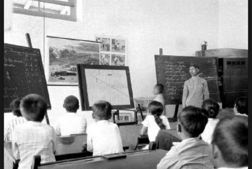 Sekolah Rakyat. Sejak masa Kolonial, sistem pendidikan di Indonesia tidak memihak kepada masyarakat miskin.