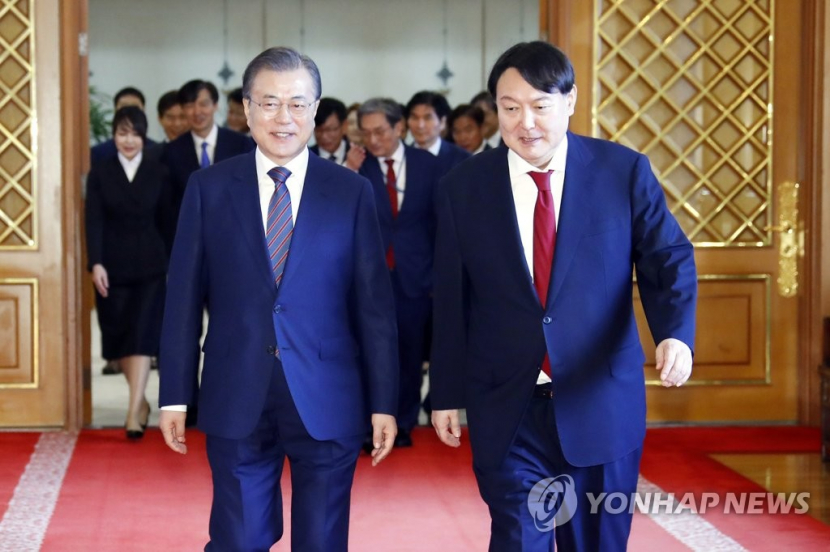 Presiden Moon Jae-in saat bertemu dengan Yoon Suk-yeol saat masih menjadi Jaksa Agung pada 2019