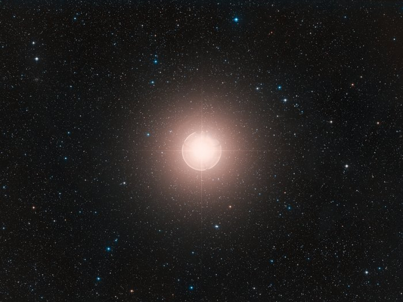 Ilustrasi Betelgeuse. (ESO/Digitized Sky Survey 2/Davide De Martin)