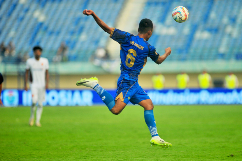 Bek Persib Bandung Robi Darwis mengontrol bola di udara spada laga pembuka Grup A Turnamen Pra Musim Piala Presiden 2024  antara Persib Bandung melawan PSM Makassar di Stadion Si Jalak Harupat, Bandung, Jumat (19/7/2024). 