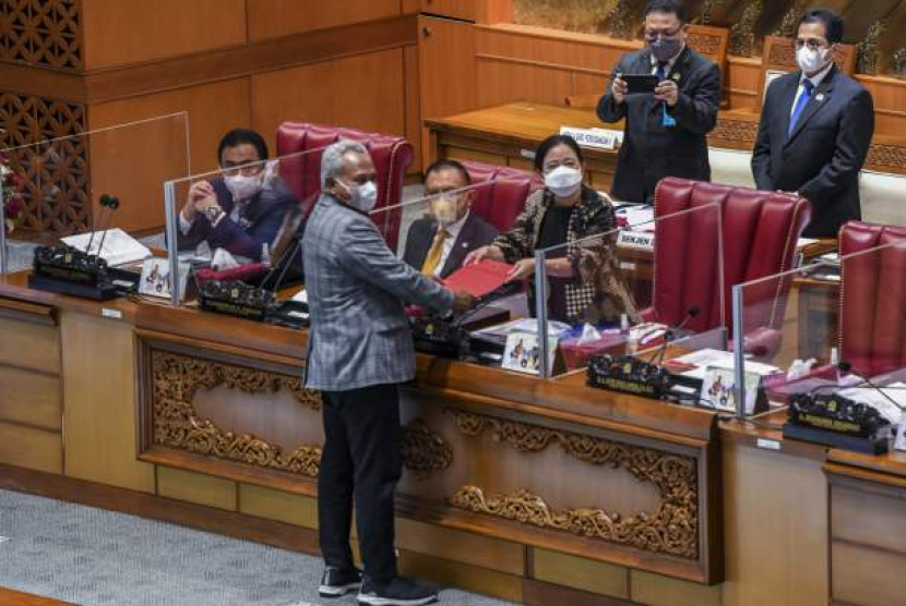Ketua DPR Puan Maharani (kanan) menerima laporan fraksi saat Rapat Paripurna DPR RI di Kompleks Parlemen, Jakarta, Selasa (12/4/2022). Dalam Rapat Paripurna tersebut DPR menetapkan tiga rancangan RUU terkait pemekaran wilayah Papua.  (ANTARA FOTO/Galih Pradipta)