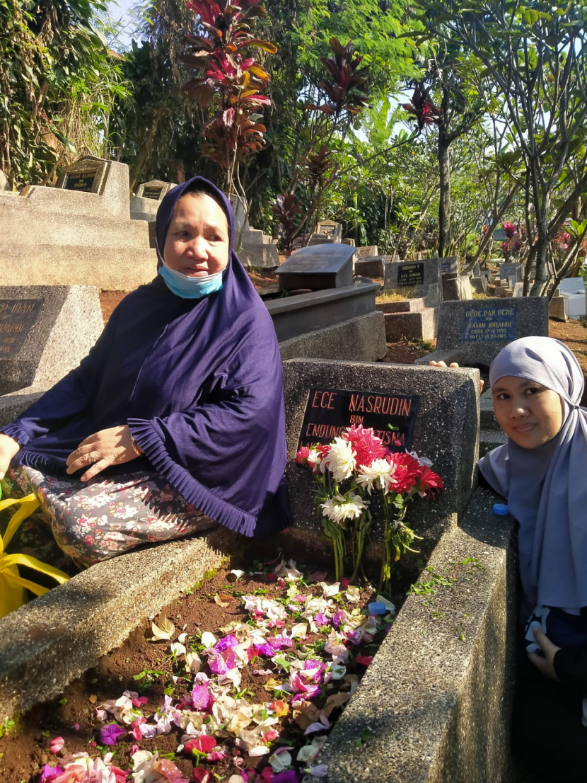 Warga yang tengah ziarah kubur menjelang Ramadhan di Tempat Pemakaman Umum Muslim Cikadut, Kota Bandung