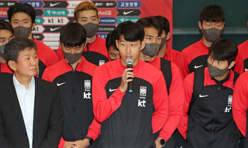 Kapten Son Heung-min berbicara atas nama anggota tim nasional setelah kedatangan mereka di Bandara Internasional Incheon, Rabu. Foto: Shim Hyun-chul  dari <a href=