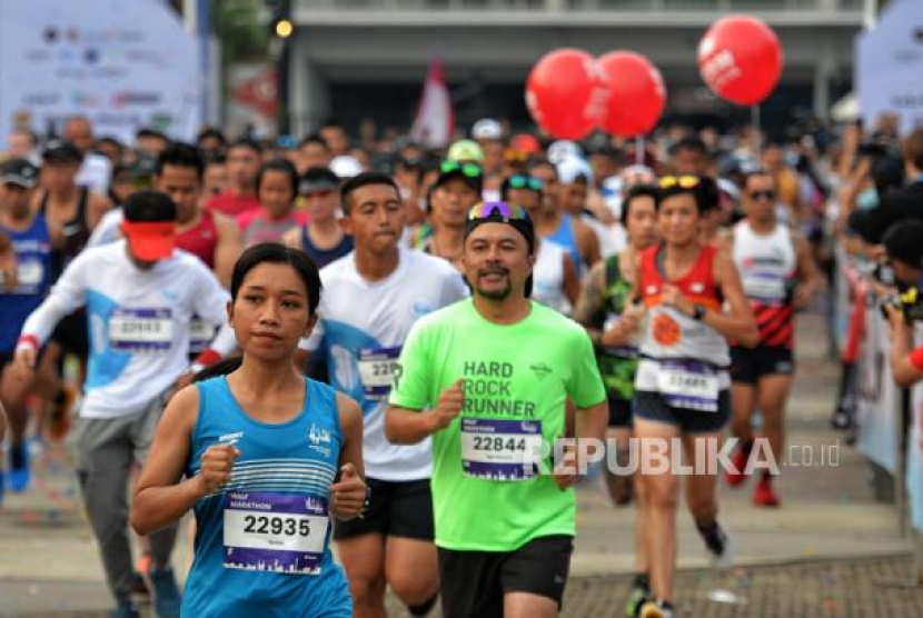 Pelari mengikuti ajang olahraga Jakarta Marathon 2022 di Jakarta, Ahad (16/10/2022). Foto: Republika/Thoudy Badai