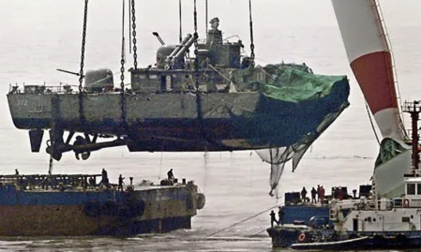 Derek apung raksasa mengangkat buritan kapal perang Korea Selatan Cheonan. Foto: HONG JIN-HWAN/AFP/Getty Images