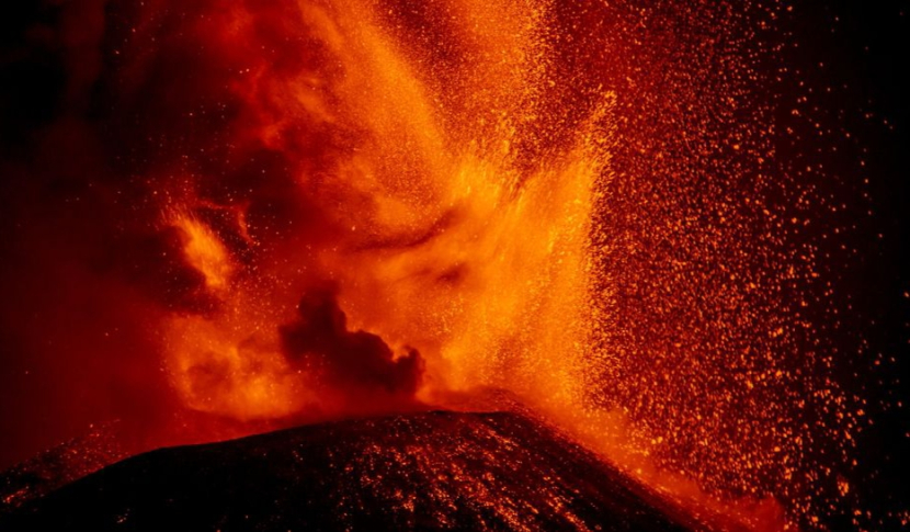 Gunung berapi basal memuntahkan lava yang sangat encer yang bergerak cepat dan jauh.Gambar: Salvatore Allegra Photography via Getty Images