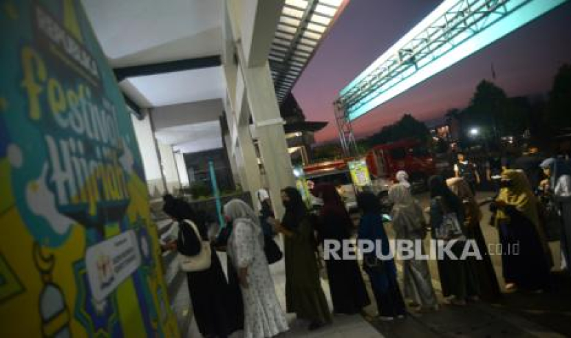 Pengunjung menukar tiket untuk masuk ke Festival Hijriah 2023 di Jogja Expo Center, Yogyakarta, Senin (7/8/2023). Dok: Republika/Wihdan Hidayat