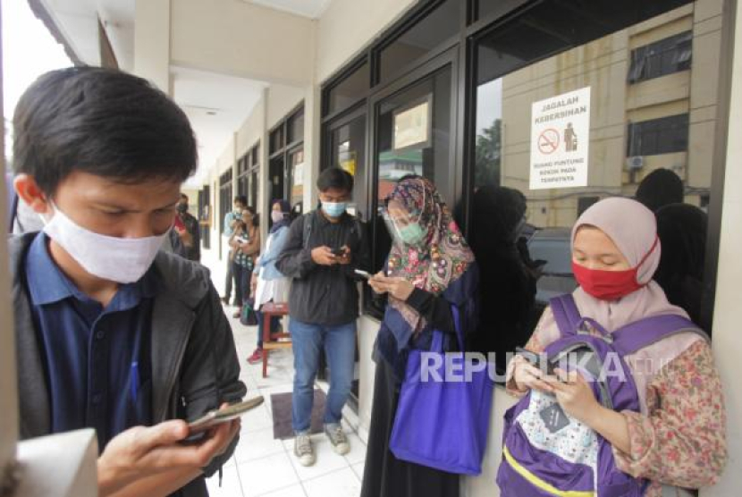 Warga antre saat mengurus penerbitan Surat Keterangan Catatan Kepolisian (SKCK) di Polres Metro Jakarta Selatan, Jakarta, Kamis (5/11/2020). Foto: ANTARA/ Reno Esnir